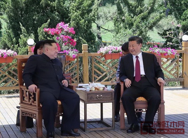 中朝两国大连会晤，两国领导人落座红木家具