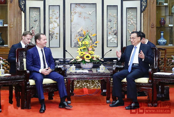 俄罗斯总理梅德韦杰夫（左）在钓鱼台养源斋落坐红木家具 